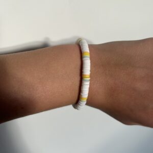 Regenboog en witte kralen armband