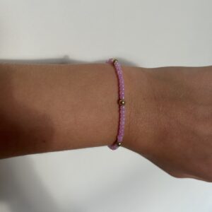 Paarse armband met goude kralen