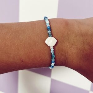 Blauw armbandje met schelp