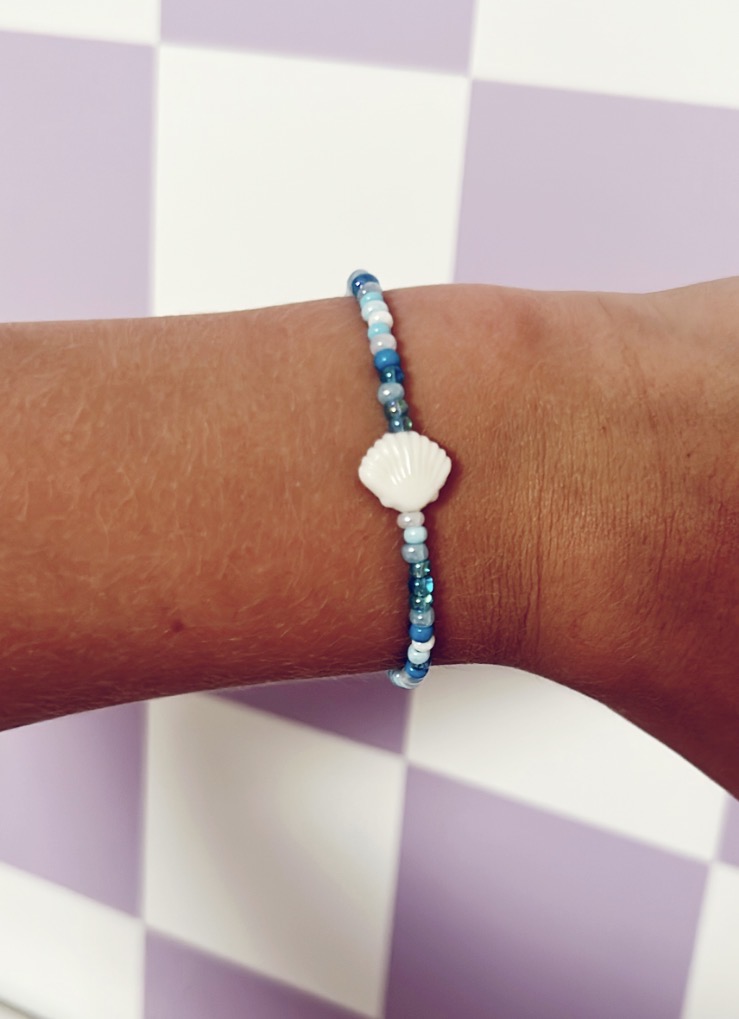 Blauw armbandje met schelp