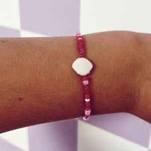 Roze armband met schelp